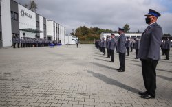 Policjanci stojący w szeregu na dziedzińcu Oddziału Prewencji oczekują na wręczenie odznaczeń