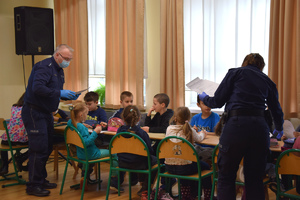 policjantka i policjant w trakcie zajęć z dziećmi