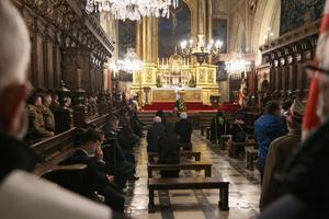 wnętrze kościoła z wiernymi podczas mszy świętej