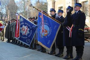przedstawiciele służb mundurowych ze sztandarami