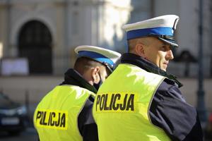 policjanci zabezpieczający teren placu Matejki podczas uroczystości