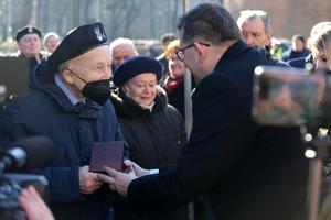 Wojewoda wręcza kombatantom AK okolicznościowe medale