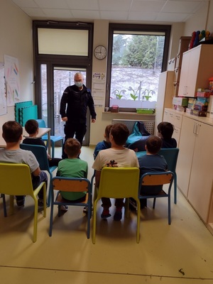policjant podczas prowadzenia zajęć dla dzieci