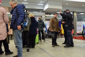 Policjant wskazuje drogę starszemu mężczyźnie