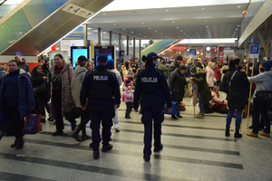 policjanci na krakowskim dworcu