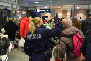 policjantka na krakowskim dworcu