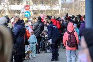 kolejna prze punktem pomocy z Plazie , policjant dajce dziecku misia