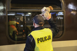 policjant podaje misia przez okno