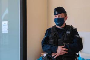 policjant w plazie