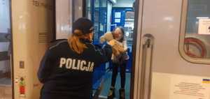 policjantka daje misia dziewczynce