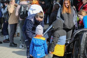 policjantka przy punkcie pomocy uchodzcom w krakowskiej Plazie