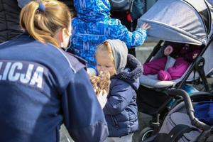 policjantka wrecza dziecku misia