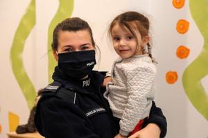 policjantka z dzieczynką z Urkainy