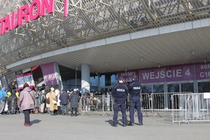 dwóch policjantów przed Tauron Areną