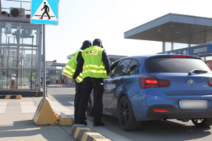 dwóch policjantów przed Tauron Areną