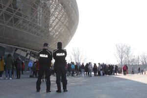 policjanci obserwują osoby przed Tauron Areną
