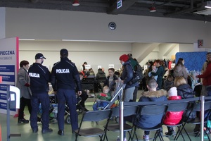 policjanci przed punktem pomocy uchodzcom