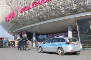 Dwaj policjanci rozmawiają z kobietą pod Tauron Areną
