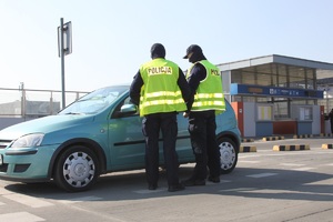 Dwaj policjanci sprawdzają samochód