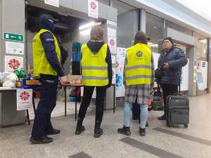 Policjanci i wolontariuszki rozmawiają z mężczyzną