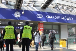 Dwaj policjanci patrolują rejon Dworca Głównego