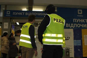 Policjant rozmawia z wolontariuszem