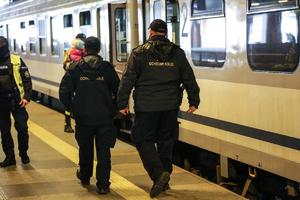 służby ochrony kolei w trakcie patrolu