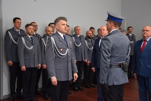 dowódca uroczystości składa meldunek Komendantowi Miejskiemu Policji w Krakowie