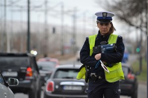 policjantka trzymająca fotoradar