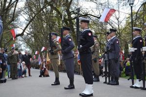 przedstawiciele służb mundurowych prezentują broń