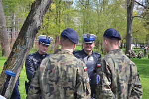 uczniowie klas mundurowych rozmawiają z policjantami z ruchu drogowego