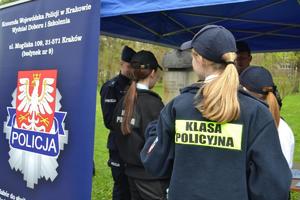 uczniowie klas mundurowych rozmawiają z policjantami z wydziału doboru i szkolenia