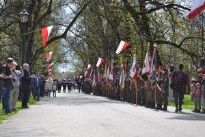 uczniowie z klas munudrowych oraz przechodnie obserwują defilade przedstawicieli poszczególnych słuzb munudrowych