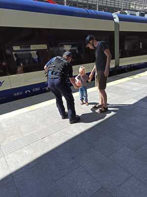 Policjant częstuje dziecko cukierkiem