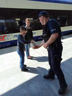 Policjant z dzieckiem