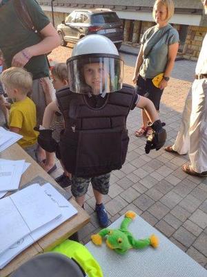 chłopiec w policyjnym stroju