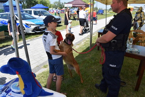 policyjny pies bawi się z chłopcem