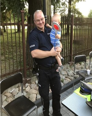 policjant i chłopiec