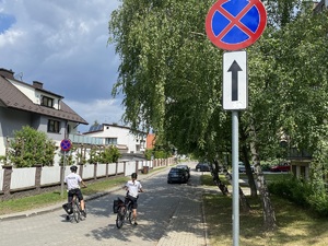 policjantka i policjant na służbowych rowerach patrolują okolicę Bagrów