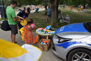 policjantka rozmawia z dziewczynką i jej opiekunem