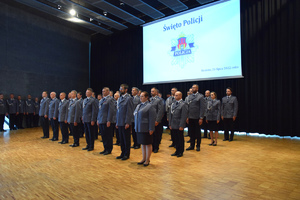 4 policjanci stojący w kolumnie podczas uroczystości