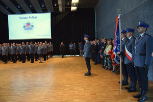 5 Poczet sztandarowy, w tle policjanci i zaproszeni goście