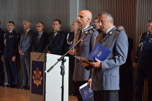 9 Zastępca Naczelnika Wydziału kadr odczytuje nazwiska policjantów mianowanych na wyższe stopnie służbowe