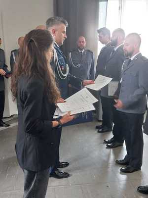 Komendant Miejski Policji w Krakowie wręcza policjantowi z komisariatu piątego akt mianowania na wyższy stopień służbowy