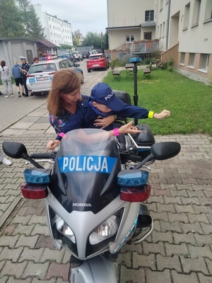 mama z dzieckiem na policyjnym motocyklu