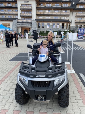 policjantka z dzieckiem na policyjnym Quadzie