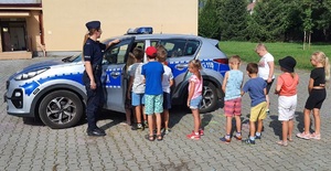 policjantka pokazuje dzieciom radiowóz