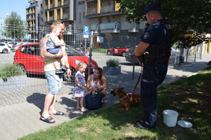 Rodzice i dzieci z psem służbowym