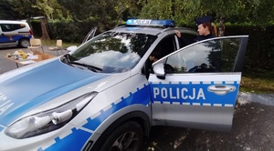 policjantka pokazuje dzieciom wnętrze radiowozu