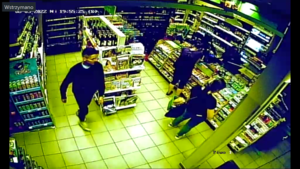 sprawca przestępstwa przebywający na terenie sklepu - zapis monitoringu